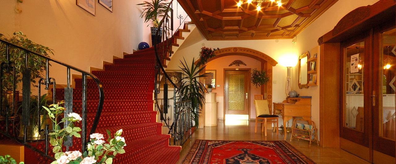 Treppen zu den oberen Etagen des Hotel und  Residence Traubenheim, bei Meran