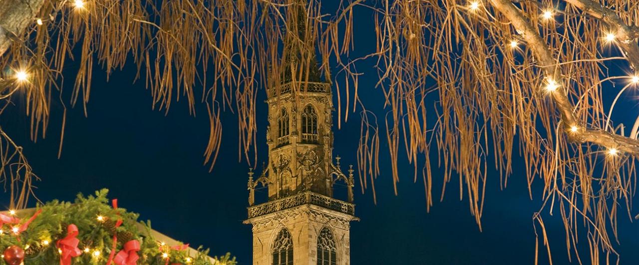 Kirchturm in Bzoen zur Weihnachtszeit