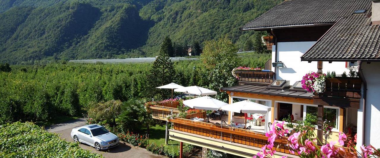 Vista laterale dell'Hotel e Residence Traubenheim di Nalles