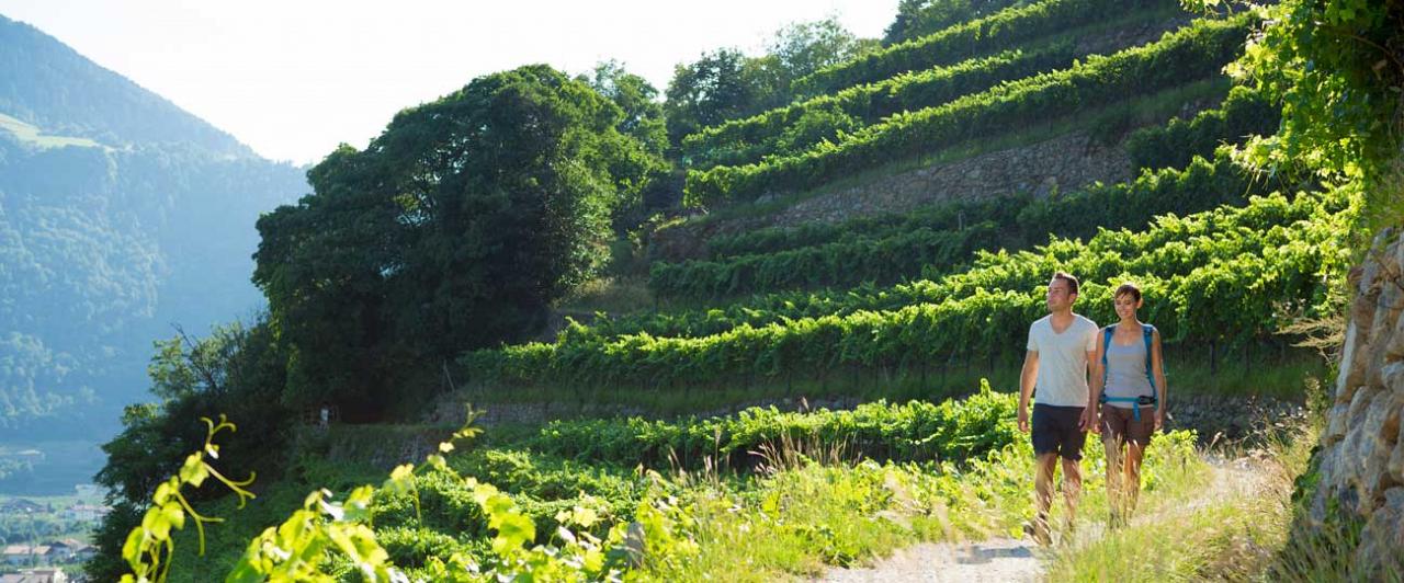 Una giovane coppia durante una passeggiata nei dintorni di Merano