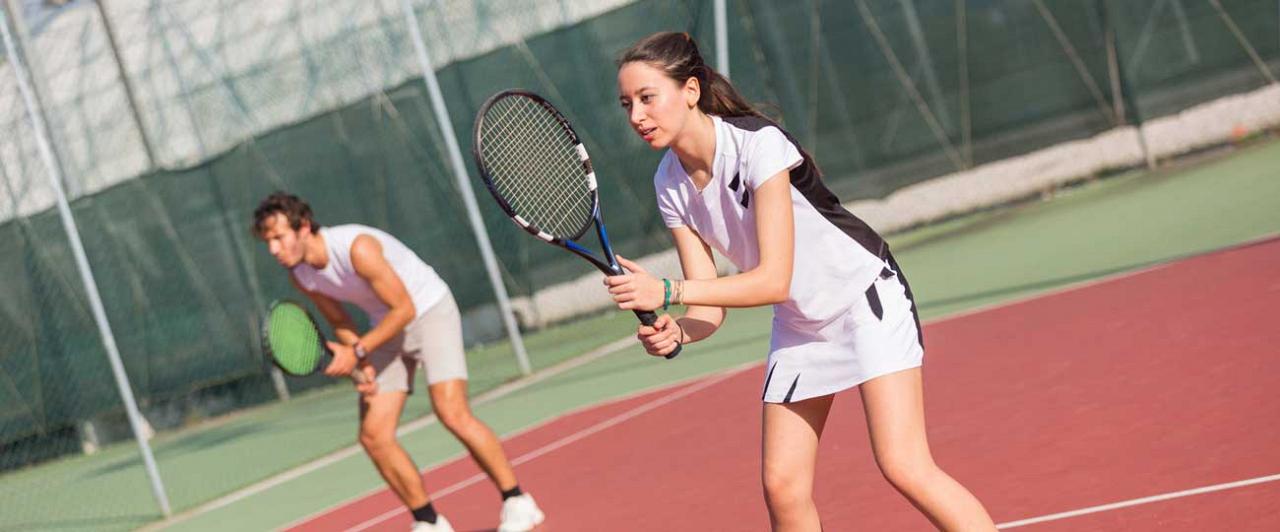 Una giovane coppia mentre gioca a tennis